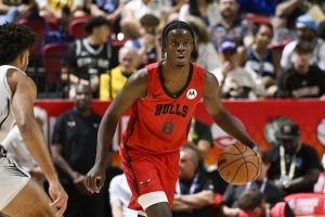 解说：威尔逊大多是在明显干扰下出手 在NBA是平均线上的投篮难度