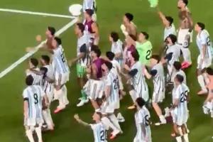 恩怨局！赛后阿根廷全队庆祝晋级四强，高喊“不跳的就是英国人”